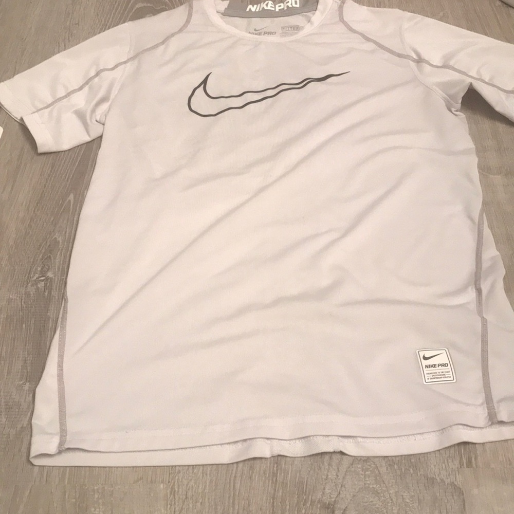 White nike pro dry fit t-shirt